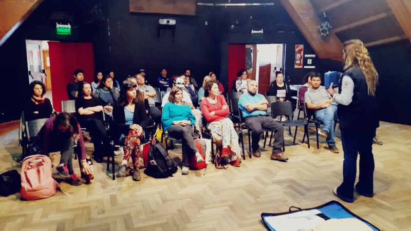 Protección Civil capacitó en Primeros Auxilios, RCP y DEA al personal de la Escuela Municipal de Arte La Llave